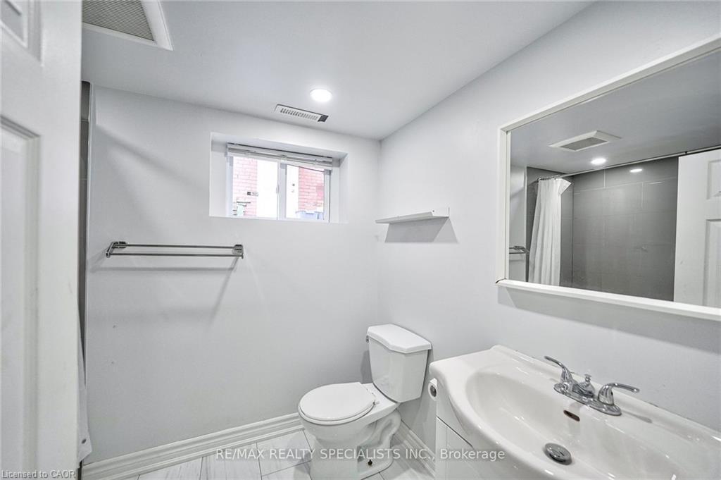 108 Victoria Avenue N, Hamilton, ON - Indoor Photo Showing Bathroom