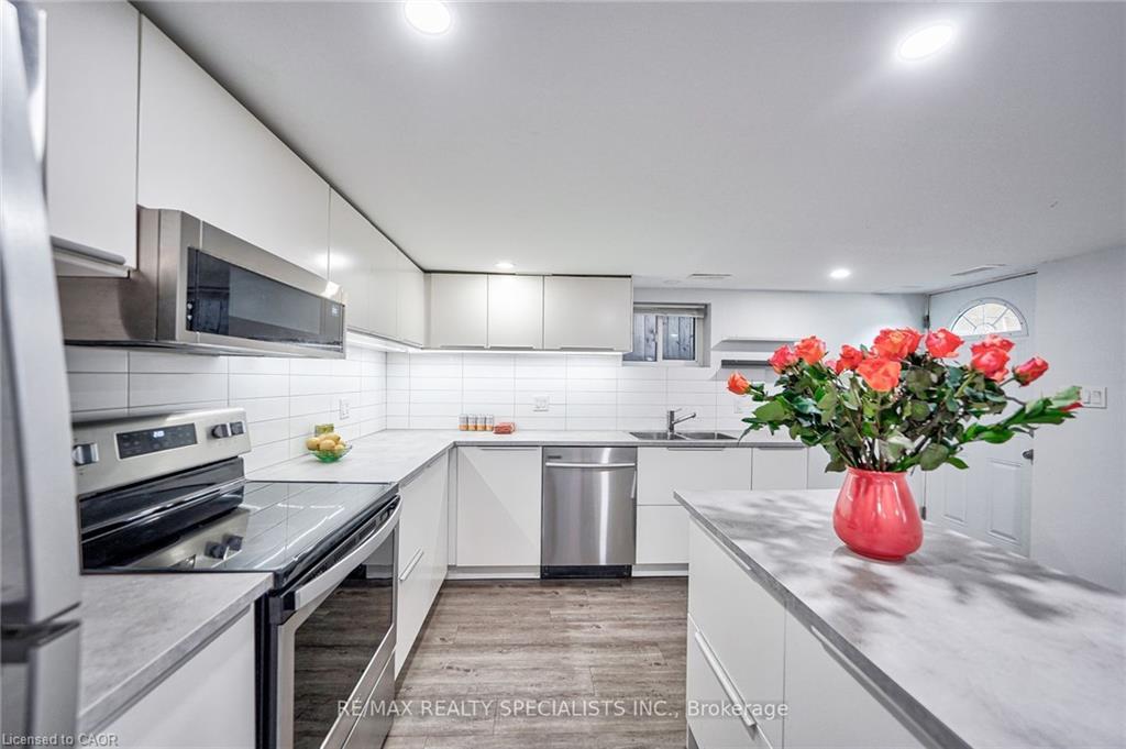 108 Victoria Avenue N, Hamilton, ON - Indoor Photo Showing Kitchen With Double Sink With Upgraded Kitchen