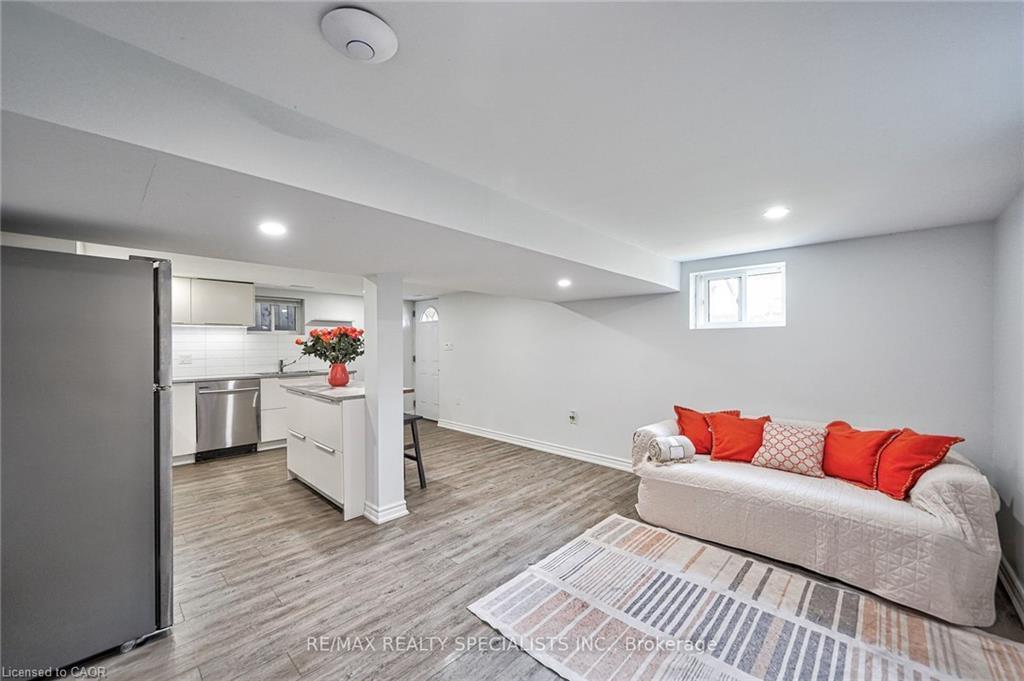 108 Victoria Avenue N, Hamilton, ON - Indoor Photo Showing Other Room