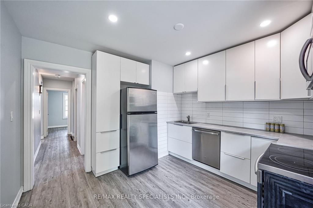 108 Victoria Avenue N, Hamilton, ON - Indoor Photo Showing Kitchen With Upgraded Kitchen