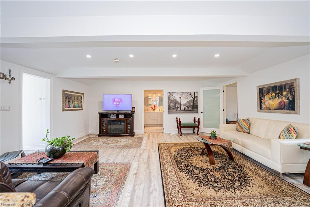 1127 Shore Acres Drive, Innisfil, ON - Indoor Photo Showing Living Room