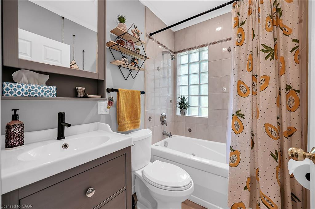 304 Glenholme Avenue, Hamilton, ON - Indoor Photo Showing Bathroom