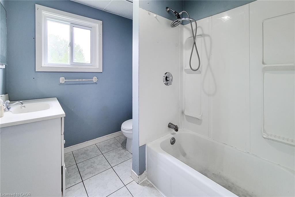 107 Saint George Street, Welland, ON - Indoor Photo Showing Bathroom