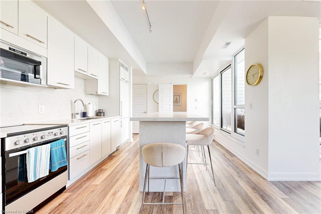 10-233 Broward Way, Innisfil, ON - Indoor Photo Showing Kitchen With Upgraded Kitchen