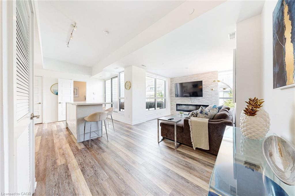 10-233 Broward Way, Innisfil, ON - Indoor Photo Showing Living Room