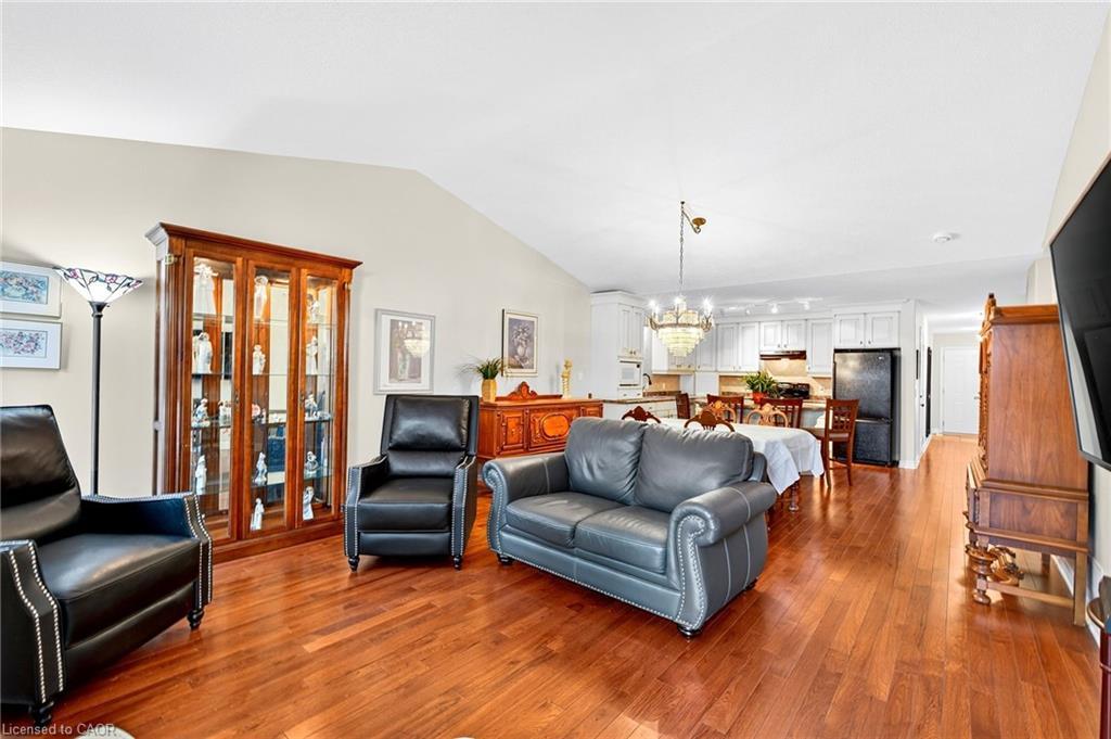 33-605 Welland Avenue, St. Catharines, ON - Indoor Photo Showing Living Room