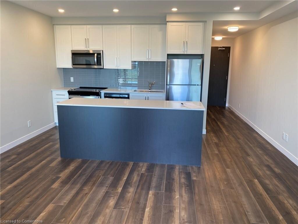 2207-15 Queen Street S, Hamilton, ON - Indoor Photo Showing Kitchen