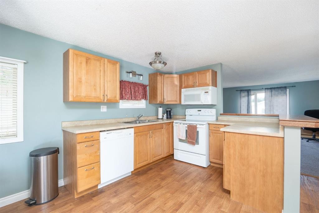 368 Grey Crescent, Fort Mcmurray, AB - Indoor Photo Showing Kitchen With Double Sink