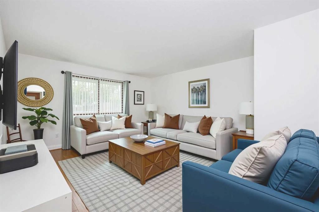 1053 Timberline Drive, Fort Mcmurray, AB - Indoor Photo Showing Living Room