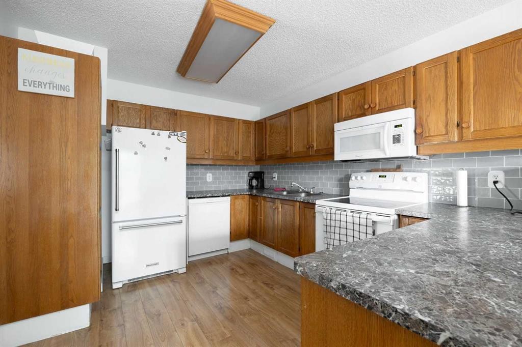 1053 Timberline Drive, Fort Mcmurray, AB - Indoor Photo Showing Kitchen