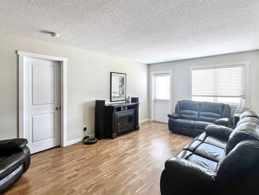 316-236 Stony Mountain Road, Anzac, AB - Indoor Photo Showing Living Room