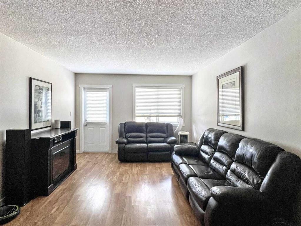 316-236 Stony Mountain Road, Anzac, AB - Indoor Photo Showing Living Room