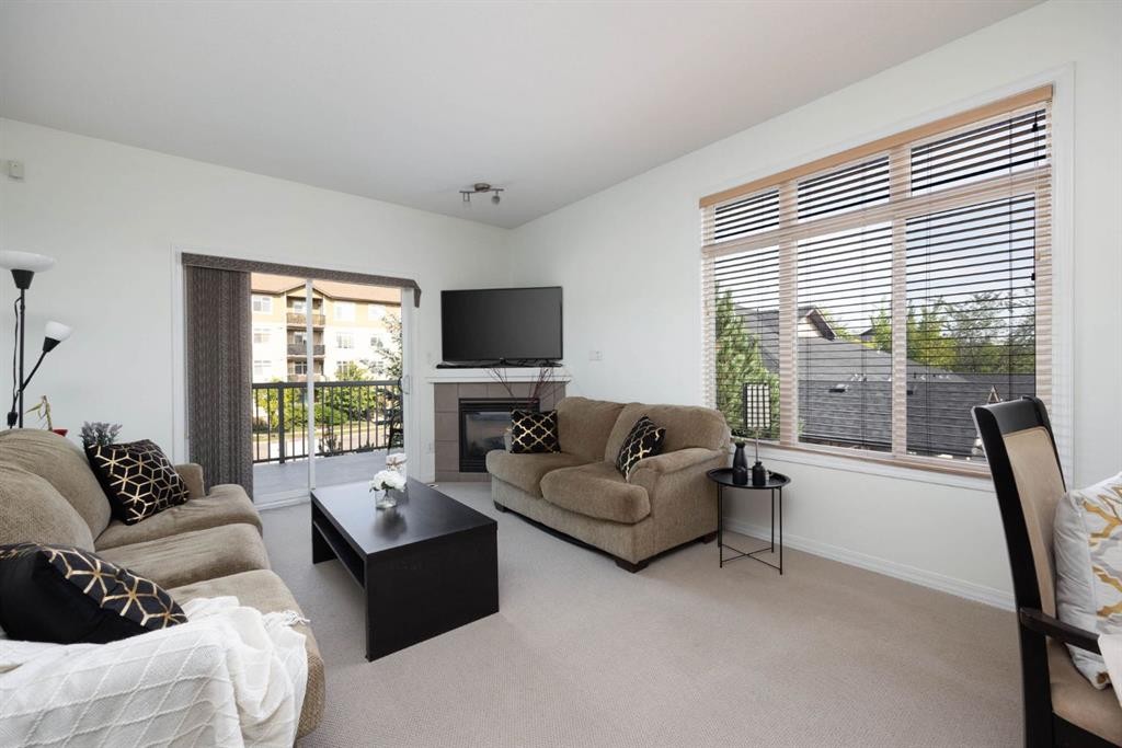 5-105 Fontaine Crescent, Fort Mcmurray, AB - Indoor Photo Showing Living Room