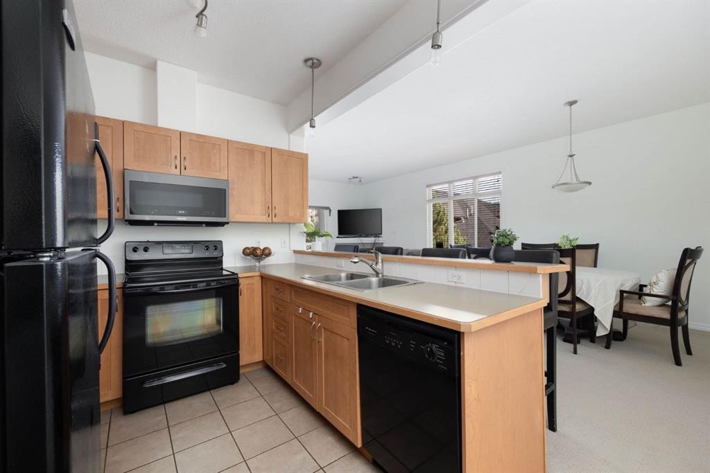 5-105 Fontaine Crescent, Fort Mcmurray, AB - Indoor Photo Showing Kitchen With Double Sink