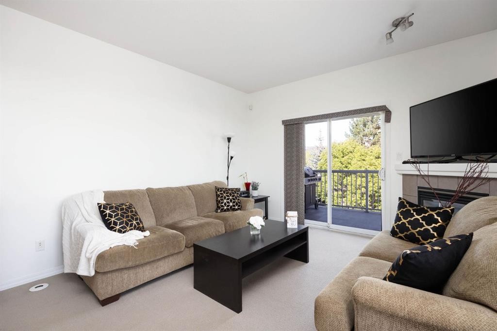 5-105 Fontaine Crescent, Fort Mcmurray, AB - Indoor Photo Showing Living Room