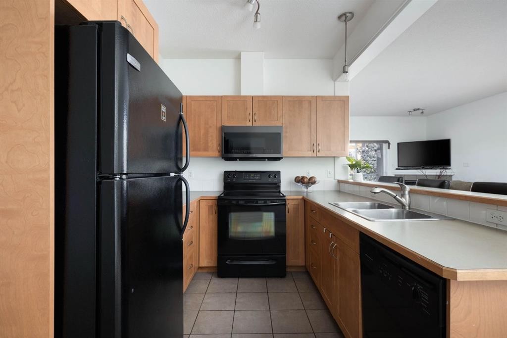 5-105 Fontaine Crescent, Fort Mcmurray, AB - Indoor Photo Showing Kitchen With Double Sink