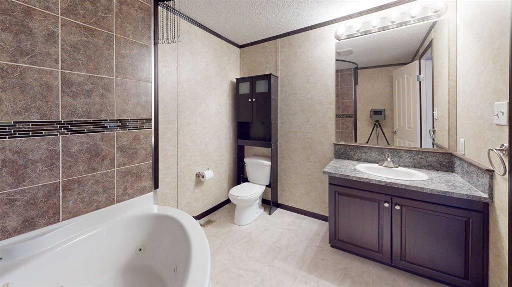 392 Gregoire Crescent, Fort Mcmurray, AB - Indoor Photo Showing Bathroom