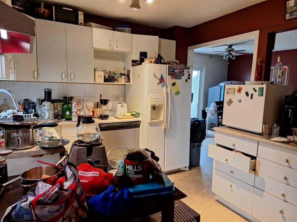 #369-13441 Twp Rd 665A, Lac La Biche, AB - Indoor Photo Showing Kitchen