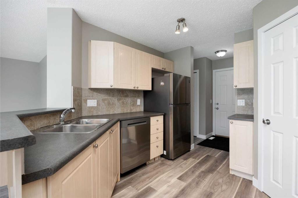 164 Cinnamon Street, Fort Mcmurray, AB - Indoor Photo Showing Kitchen With Double Sink