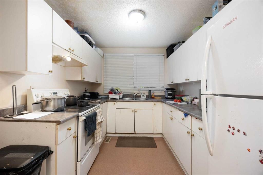 9907B Gordon Avenue, Fort Mcmurray, AB - Indoor Photo Showing Kitchen With Double Sink