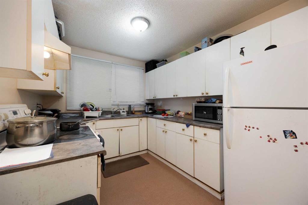 9907B Gordon Avenue, Fort Mcmurray, AB - Indoor Photo Showing Kitchen With Double Sink