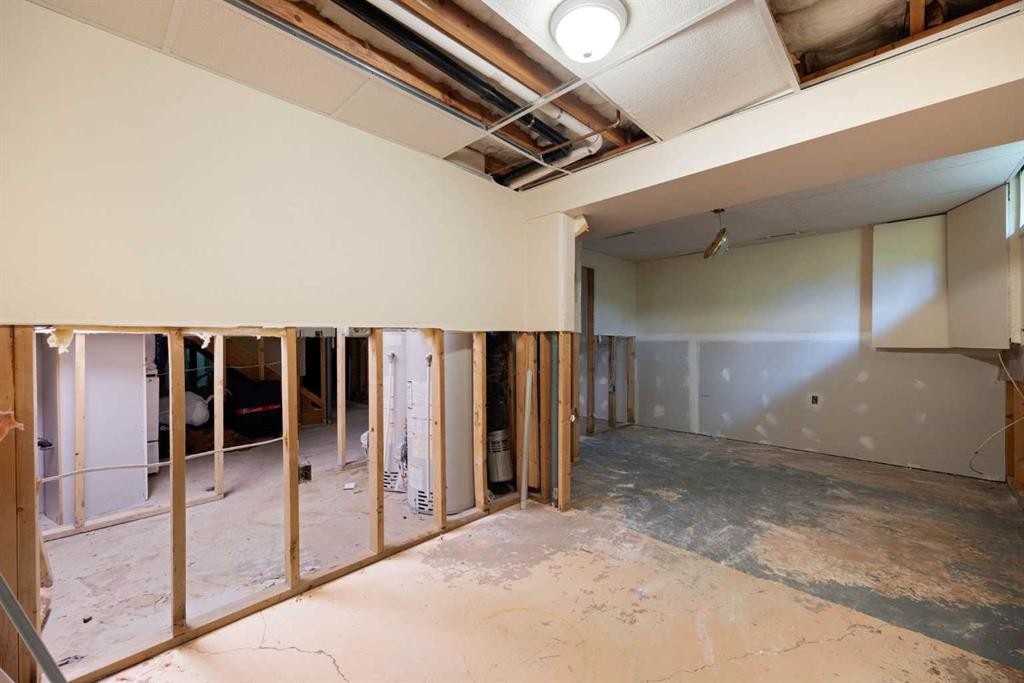 9907B Gordon Avenue, Fort Mcmurray, AB - Indoor Photo Showing Garage