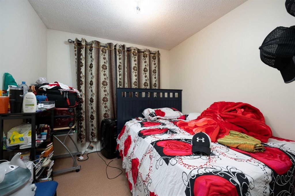 9907B Gordon Avenue, Fort Mcmurray, AB - Indoor Photo Showing Bedroom