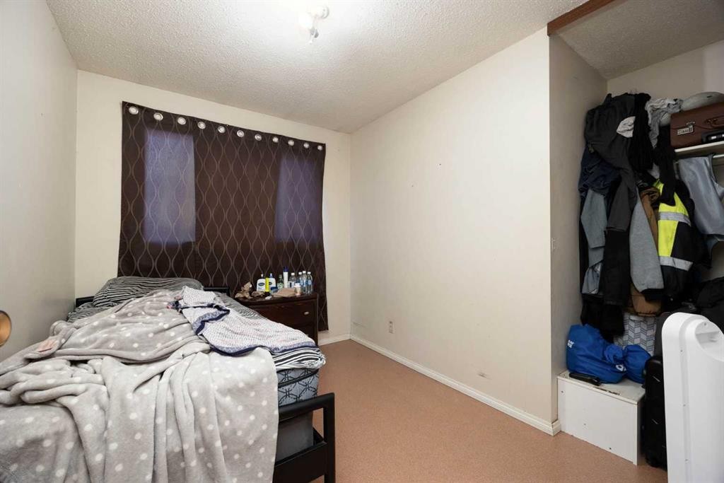 9907B Gordon Avenue, Fort Mcmurray, AB - Indoor Photo Showing Bedroom