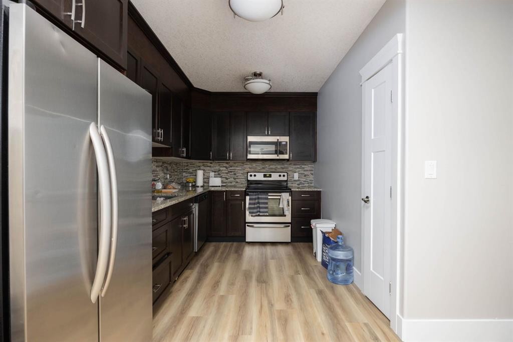 149 Ward Crescent, Fort Mcmurray, AB - Indoor Photo Showing Kitchen With Upgraded Kitchen