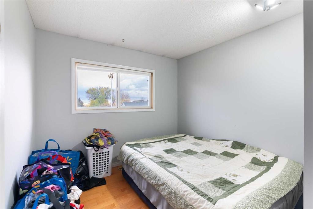 136 Beaumont Crescent, Fort Mcmurray, AB - Indoor Photo Showing Bedroom
