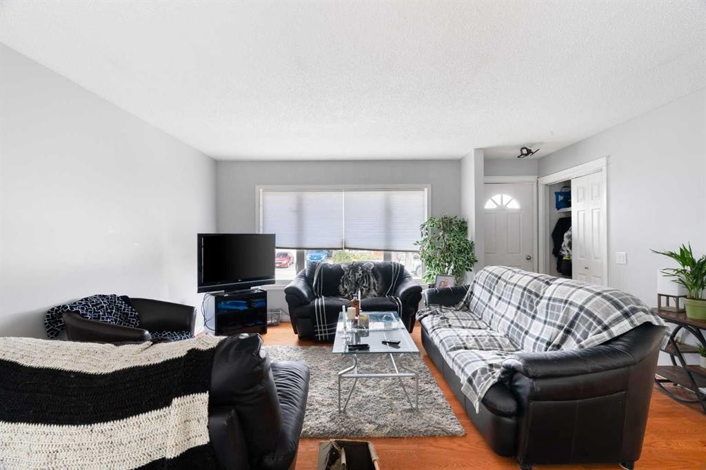 136 Beaumont Crescent, Fort Mcmurray, AB - Indoor Photo Showing Living Room