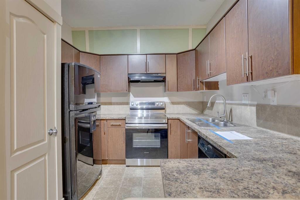 203-921A Thickwood Boulevard, Fort Mcmurray, AB - Indoor Photo Showing Kitchen With Double Sink