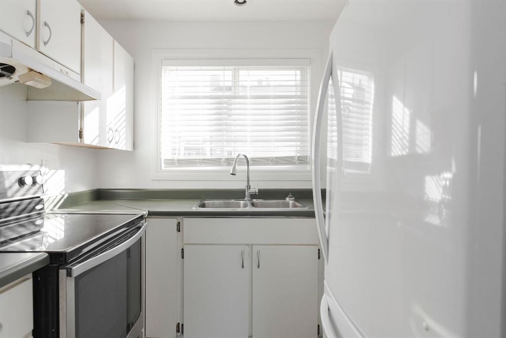 816-600 Signal Road, Fort Mcmurray, AB - Indoor Photo Showing Kitchen With Double Sink