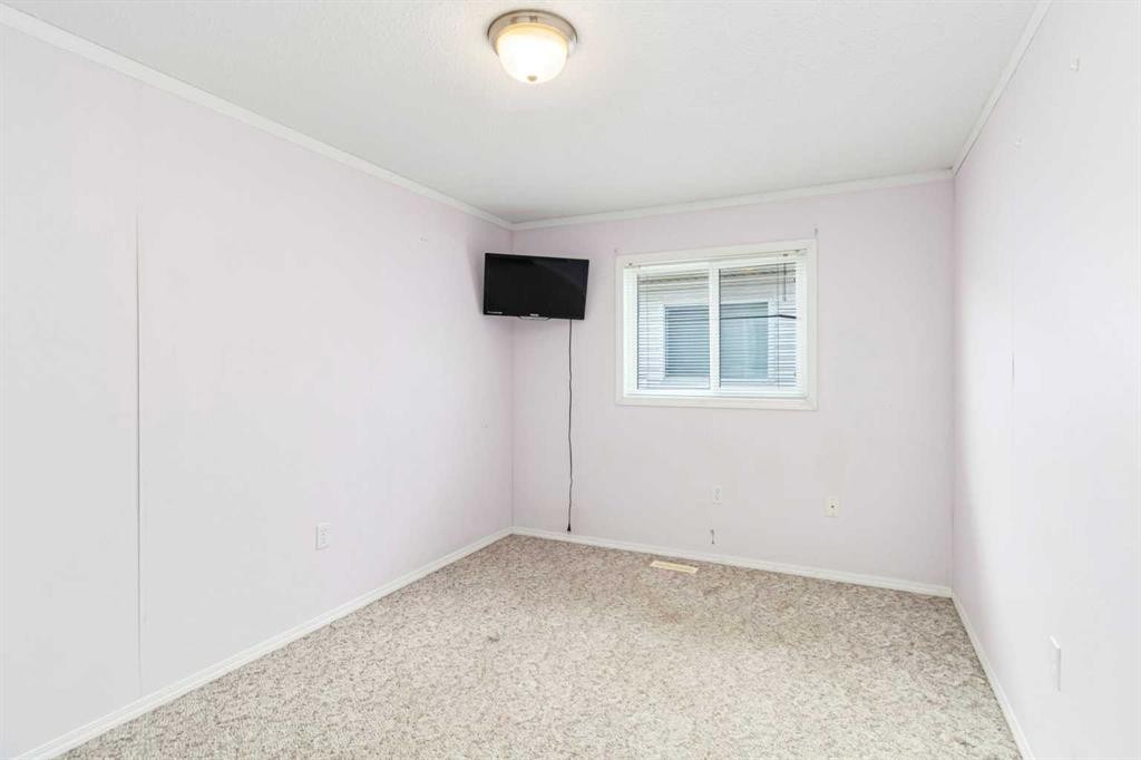 305 Ash Way, Fort Mcmurray, AB - Indoor Photo Showing Other Room