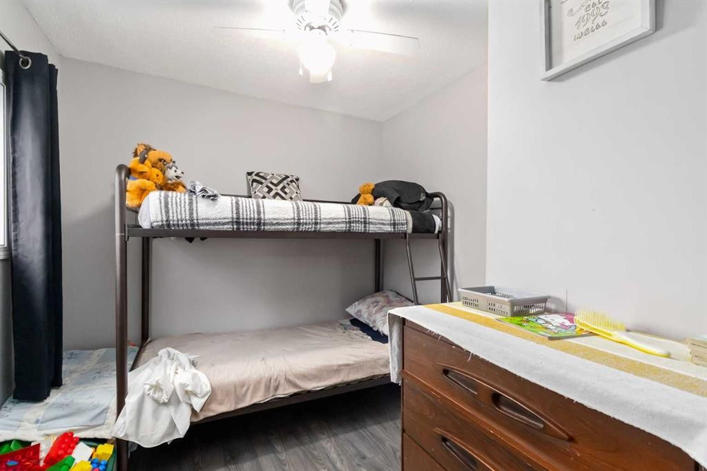 181 Greenbriar Bay, Fort Mcmurray, AB - Indoor Photo Showing Bedroom