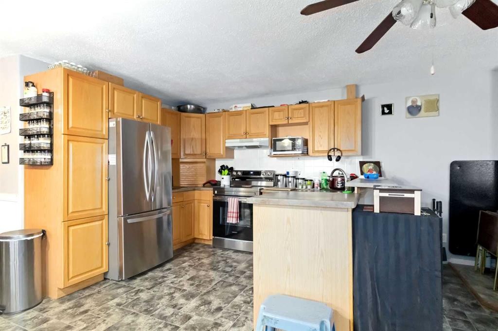 181 Greenbriar Bay, Fort Mcmurray, AB - Indoor Photo Showing Kitchen