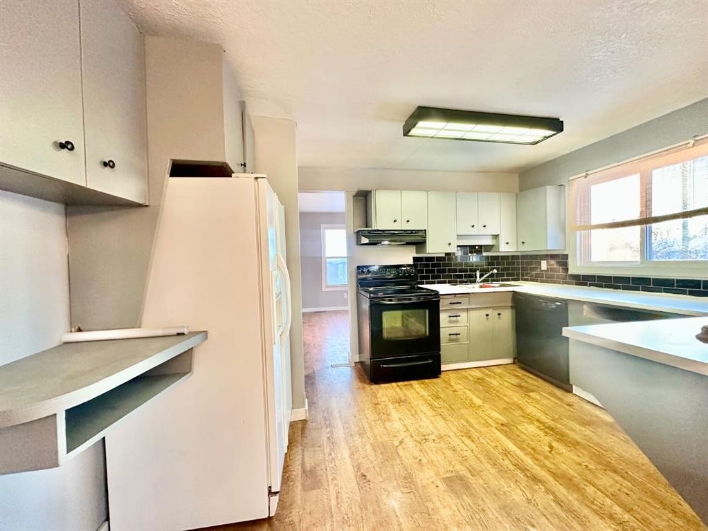 9111 100 St, Lac La Biche, AB - Indoor Photo Showing Kitchen