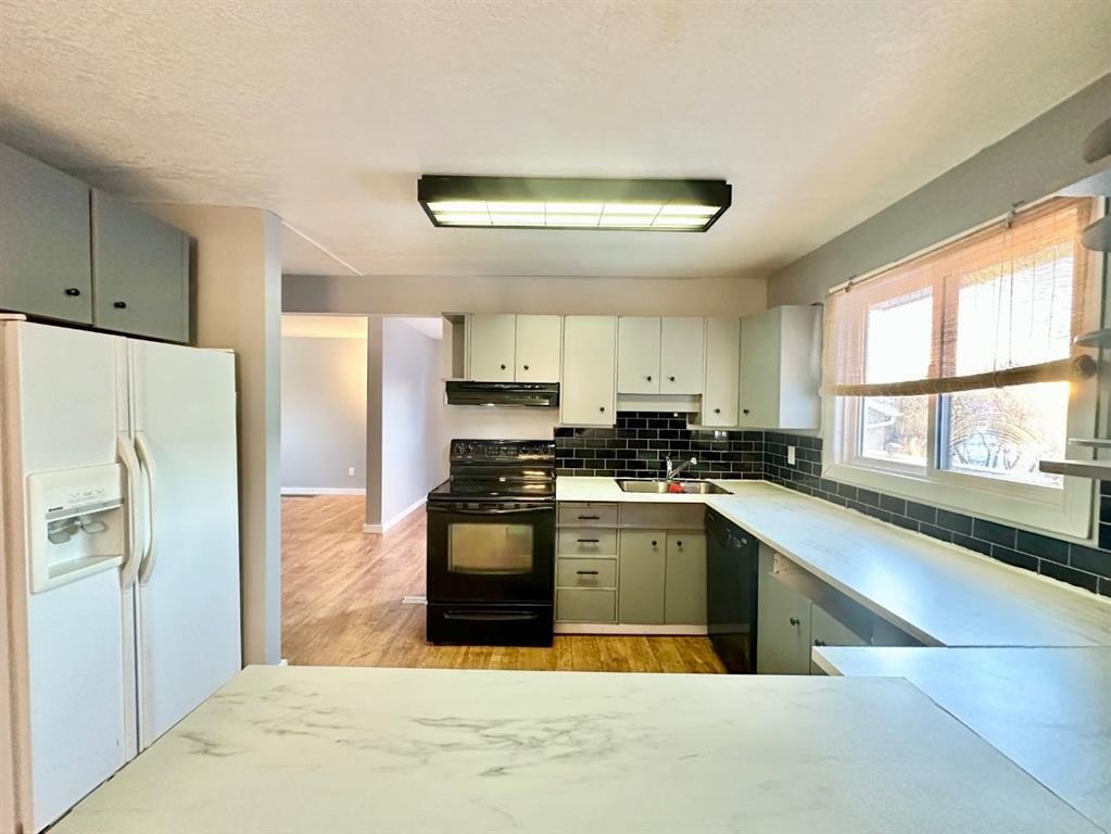 9111 100 St, Lac La Biche, AB - Indoor Photo Showing Kitchen