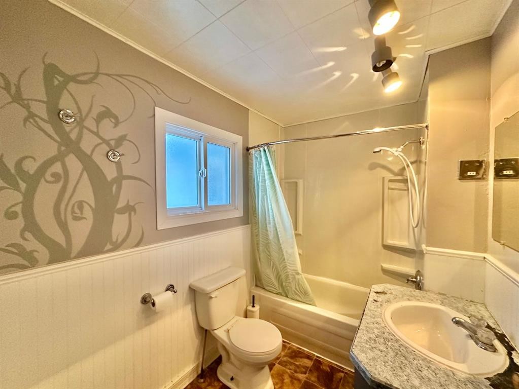 9111 100 St, Lac La Biche, AB - Indoor Photo Showing Bathroom