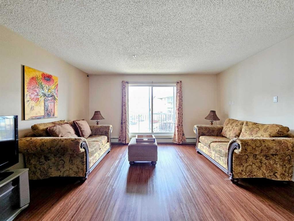 320-100 Richard Street, Fort Mcmurray, AB - Indoor Photo Showing Living Room