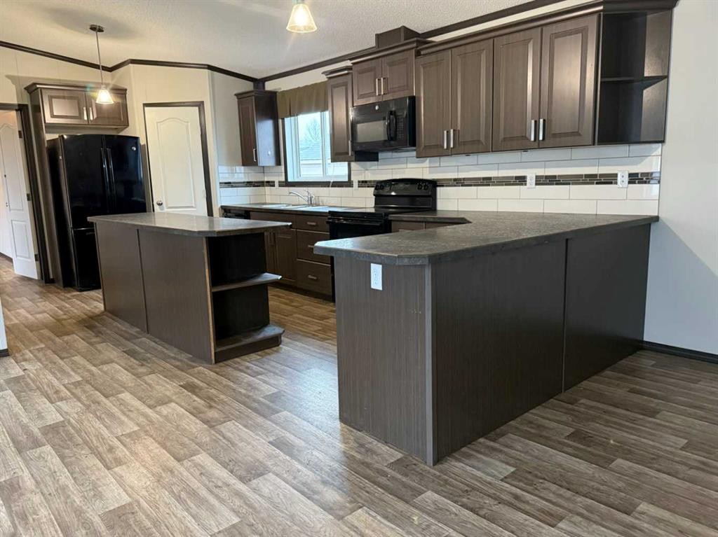 109 Card Crescent, Fort Mcmurray, AB - Indoor Photo Showing Kitchen