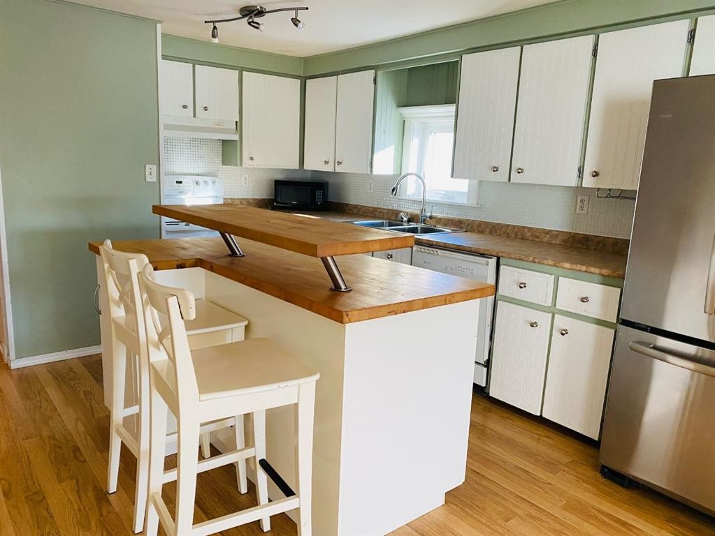 152 Clausen Crescent, Fort Mcmurray, AB - Indoor Photo Showing Kitchen With Double Sink