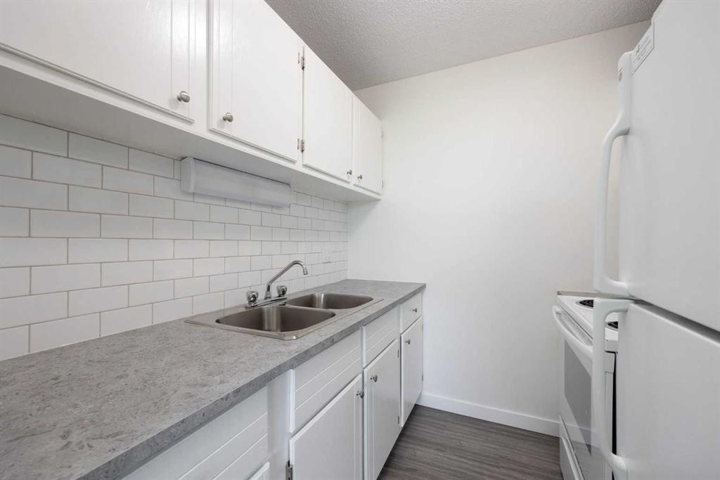 1102-13221 Macdonald Drive, Fort Mcmurray, AB - Indoor Photo Showing Kitchen With Double Sink