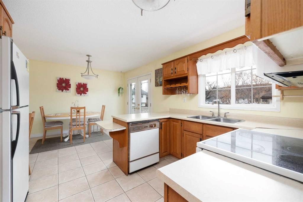 51 Fitzgerald Avenue, Fort Mcmurray, AB - Indoor Photo Showing Kitchen With Double Sink