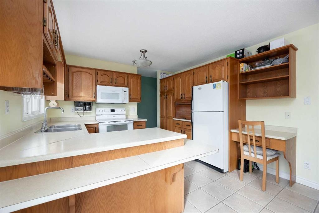 51 Fitzgerald Avenue, Fort Mcmurray, AB - Indoor Photo Showing Kitchen With Double Sink