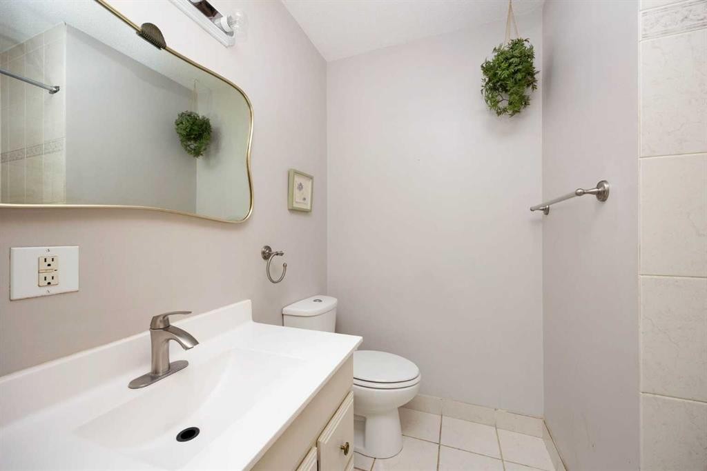51 Fitzgerald Avenue, Fort Mcmurray, AB - Indoor Photo Showing Bathroom