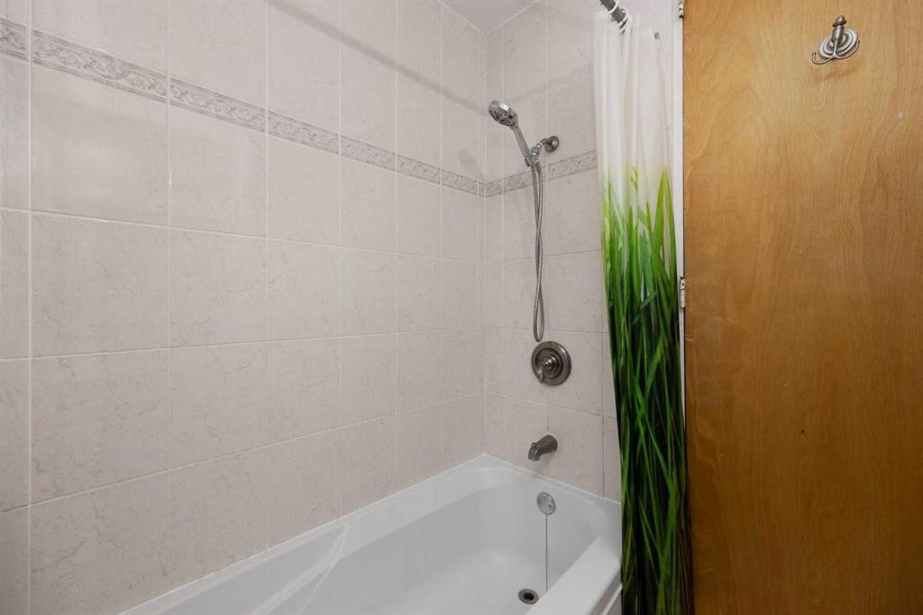 51 Fitzgerald Avenue, Fort Mcmurray, AB - Indoor Photo Showing Bathroom