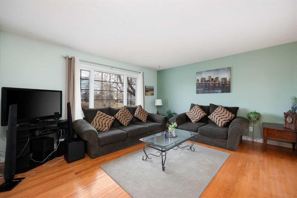 51 Fitzgerald Avenue, Fort Mcmurray, AB - Indoor Photo Showing Living Room