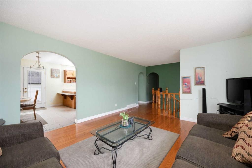 51 Fitzgerald Avenue, Fort Mcmurray, AB - Indoor Photo Showing Living Room