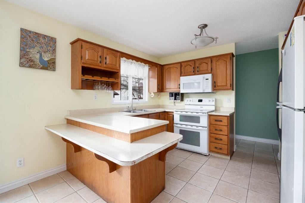 51 Fitzgerald Avenue, Fort Mcmurray, AB - Indoor Photo Showing Kitchen